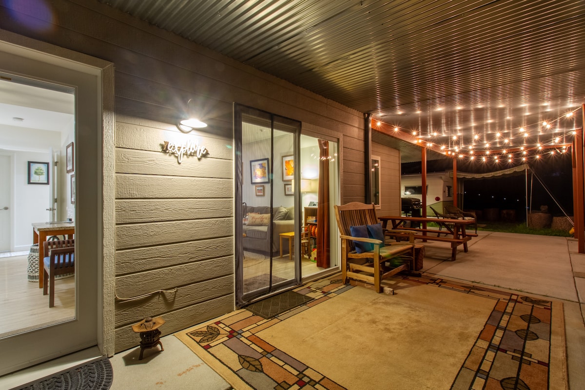 Enjoy the covered patio and BBQ after dark. The vintage Shasta Trailer sets a retro vibe; great for Instagram shots! Tag @perfectmountaingetaway in your posts please :)