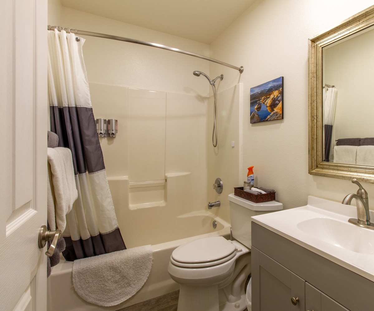 Full bathroom with all the amenities